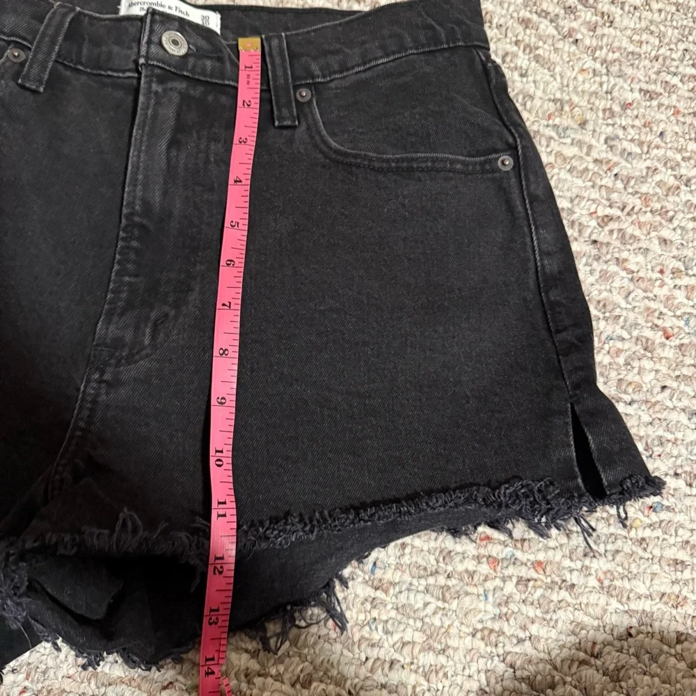 Abercrombie & Fitch The Mom Shorts High Rise Denim Black Frayed Hem-Size 30 (10) - Picture 9 of 12